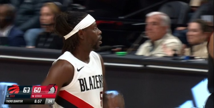 开云-廉颇老矣？霍勒迪背运上篮&amp;连中三分球 个人独得8分追上比分