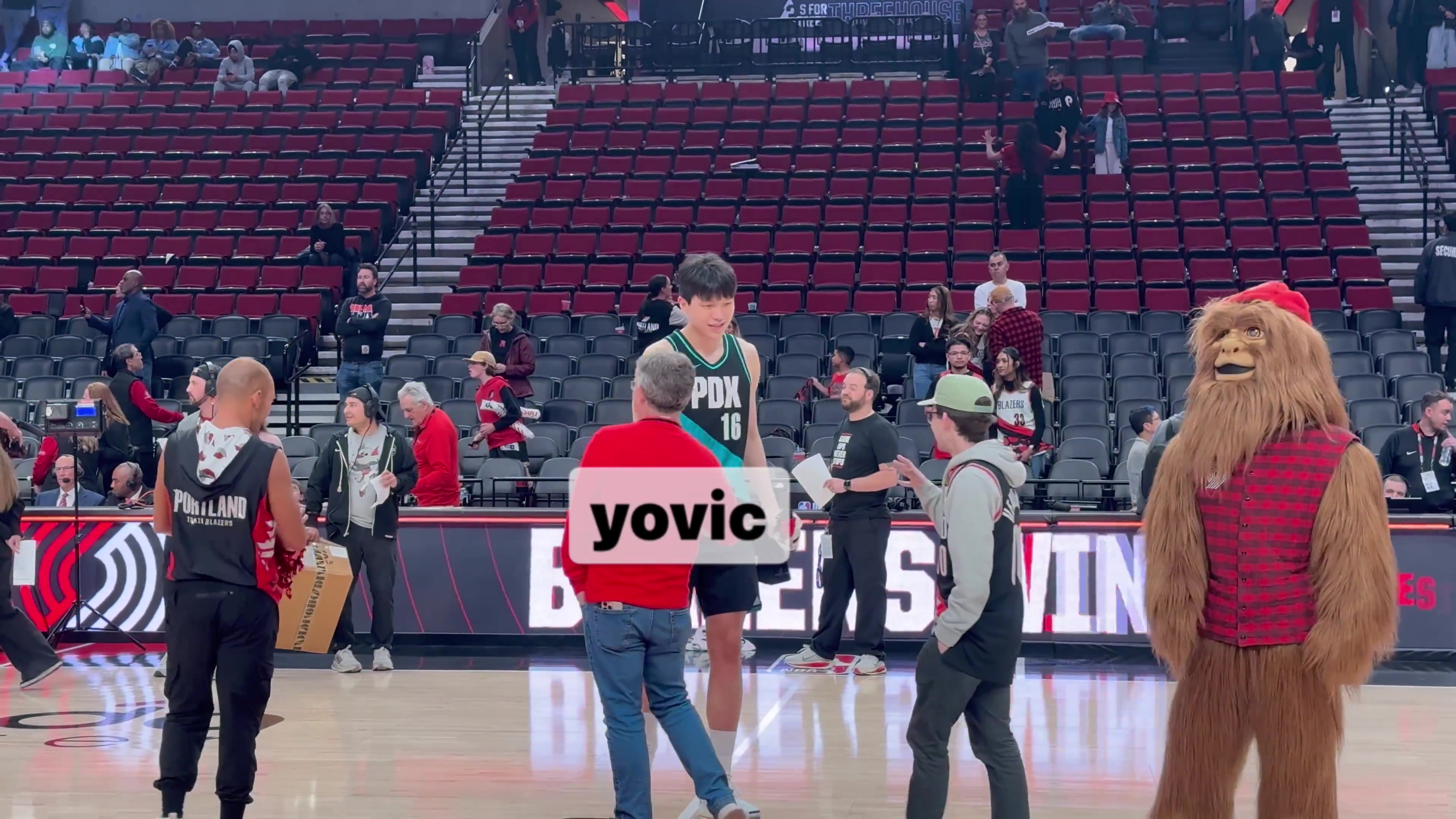 开云官方-常规赛收官！杨瀚森把球衣送给从1971年就开始支持球队的老球迷